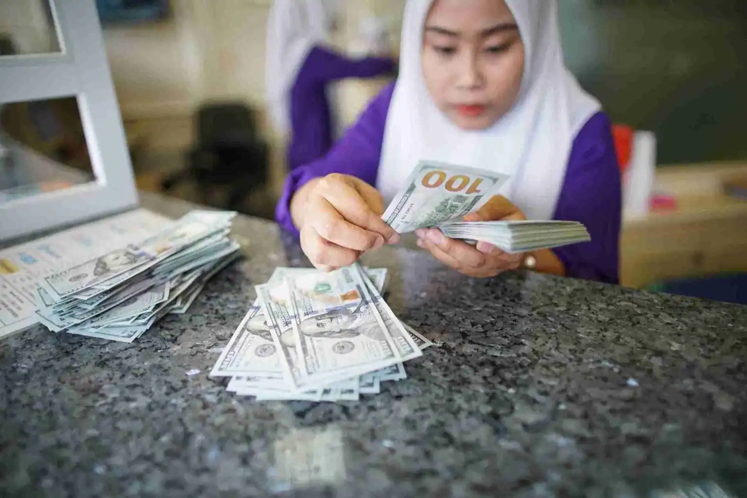Ilustraasi - Menghitung dolar AS. Foto: Dok KabarBursa.
