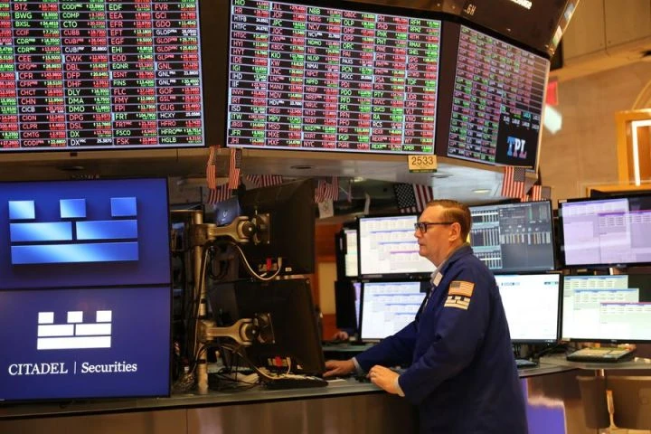 Ilustrasi aktivitas di Wall Street. Foto: Xinhua/Liu Yanan.