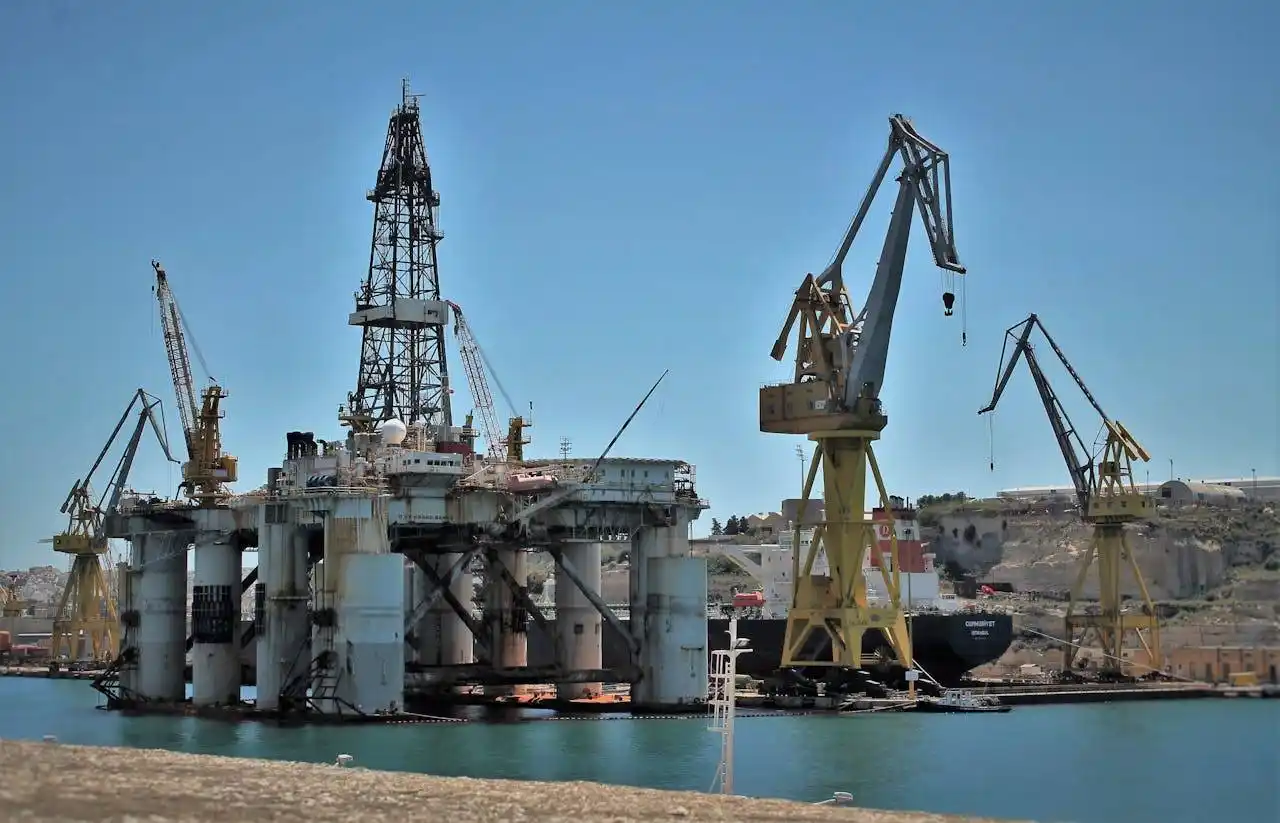 Ilustrasi: Fasilitas rig minyak (Foto: Pexels/Joseph Martin