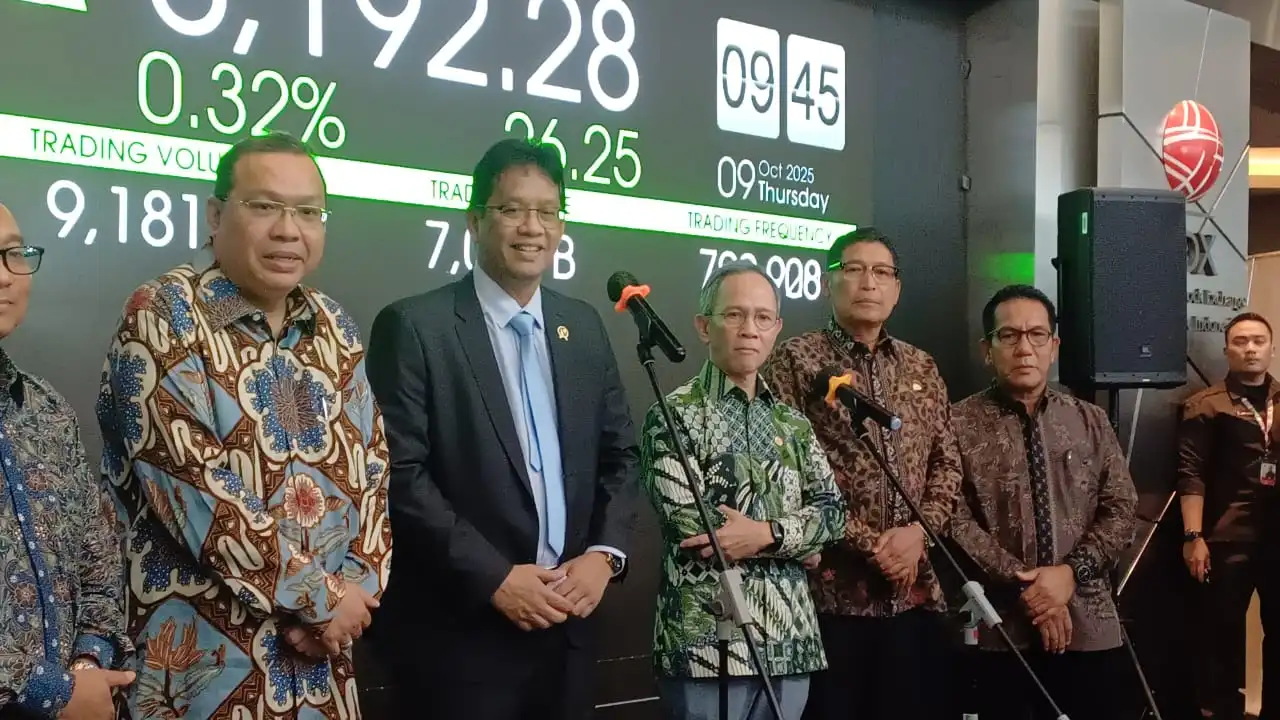  Menteri Keuangan RI Purbaya Yudhi Sadewa (tengah) didampingi Direktur Bursa Efek Indonesia Iman Rachman samping kirinya, Dewan Komisioner OJK Mahendra Siregar dan Kepala Eksekutif Pengawas Pasar Modal OJK, Inarno Djajadi. Desty Luthfiani/KabarBursa.com