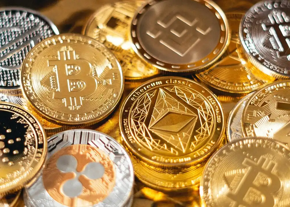 Ilustrasi koin-koin mata uang kripto, antara lain Bitcoin dan Ethereum. Foto: Unsplash/Art Rachen.