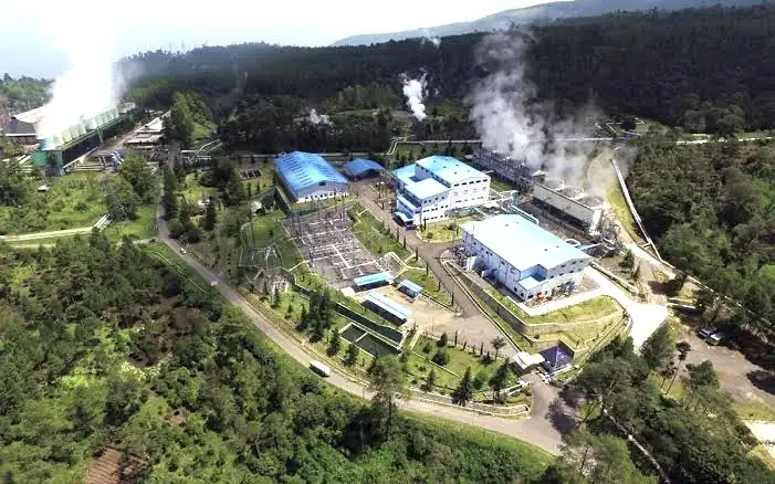 Pembangkit listrik tenaga panas bumi milik PT Pertamina Geothermal Energy Tbk. (PGEO) yang berlokasi di kawasan pegunungan. Foto: Dok Perusahaan.