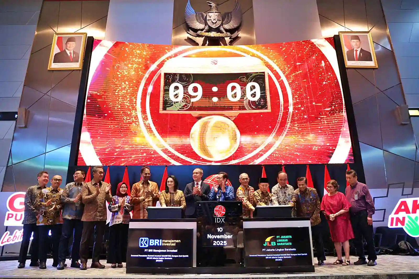 Direksi Maybank dan BRI secara seremonial melakukan kerja sama penunjukan sebagai bank kustodian syariah di Main Hall BEI, Jakarta. (Foto: Dok. Bank Maybank Indonesia)