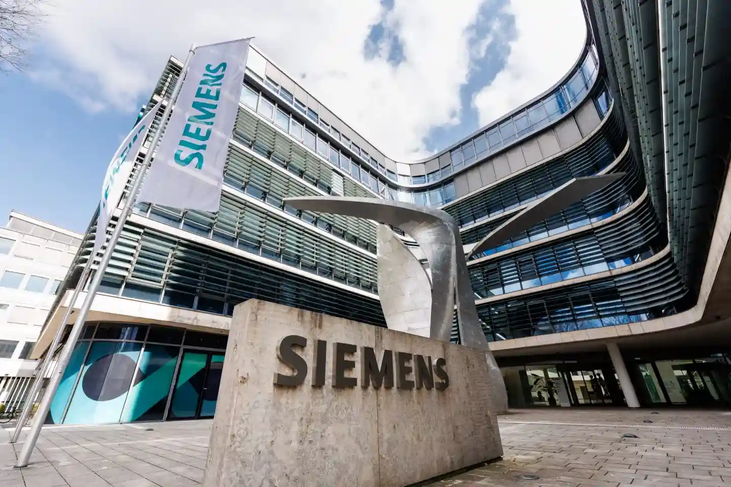 Siemens energy catatkan kenaikan 2,9 persen, terdorong naiknya permintaan perangkat energi dan otomasi. Foto: Fortune.