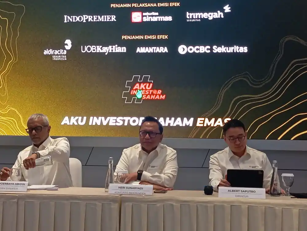Dari kiri Presiden Direktur EMAS Boyke Poerbaya Abidin, Komisaris Independen EMAS Heri Sunaryadi dan Direktur EMAS Albert Saputro di Main Hall Bursa Efek Indonesia, Jakarta pada Selasa, 23 September 2025. Desty Luthfiani/KabarBursa.com