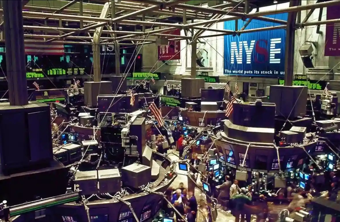 Wall Street terkoreksi dari rekor setelah pernyataan Trump soal properti dan minyak Venezuela memicu tekanan di saham dan harga energi. Foto: Public Domain Pictures