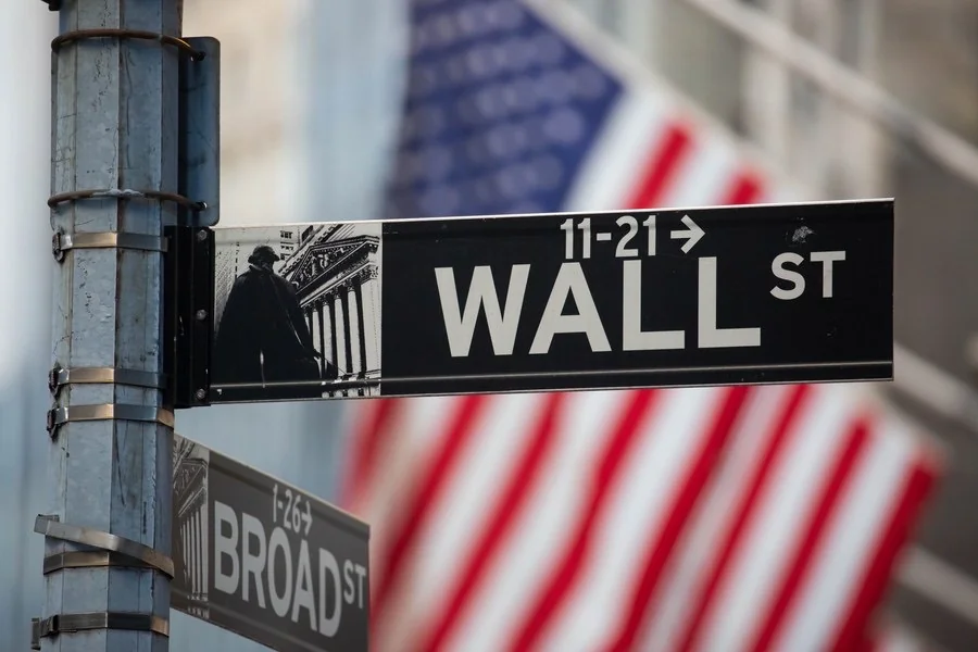 Wall Street melemah dua hari beruntun. Investor global meninggalkan saham dan beralih ke emas, perak, dan minyak di tengah ketidakpastian global. Foto: Xinhua