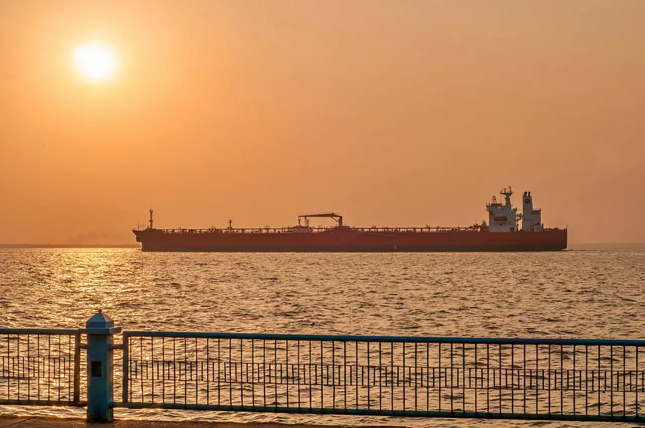 PT Pelayaran Nasional Ekalya Purnamasari Tbk (ELPI) merealisasikan pembelian satu unit kapal crew boat JAWARA 3401. (Foto: Unsplash)