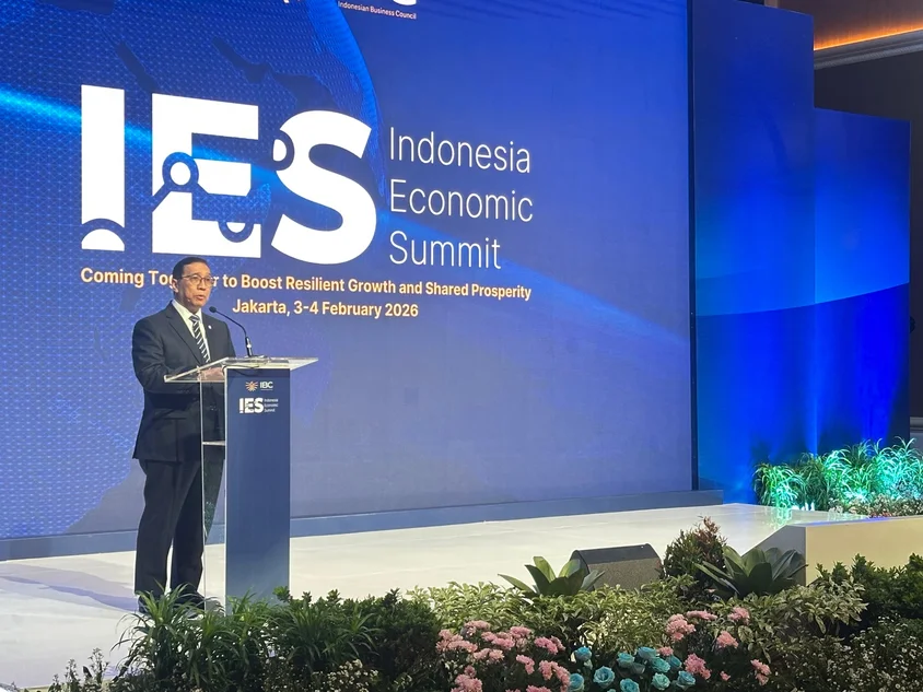 Wakil Menteri Perencanaan Pembangunan Nasional/Wakil Kepala Bappenas, Febrian Alphyanto Ruddyard, menyampaikan paparan utama dalam sesi Indonesia Economic Summit (IES) 2026 di Hotel Shangri-La, Jakarta Pusat, Selasa, 3 Februari 2026. Dalam forum yang dihadiri pelaku usaha, akademisi, dan pembuat kebijakan tersebut, Febrian menegaskan bahwa masa depan pertumbuhan ekonomi Indonesia harus bertumpu pada peningkatan produktivitas, inovasi, dan efisiensi sistem, bukan semata pada ekspansi investasi da