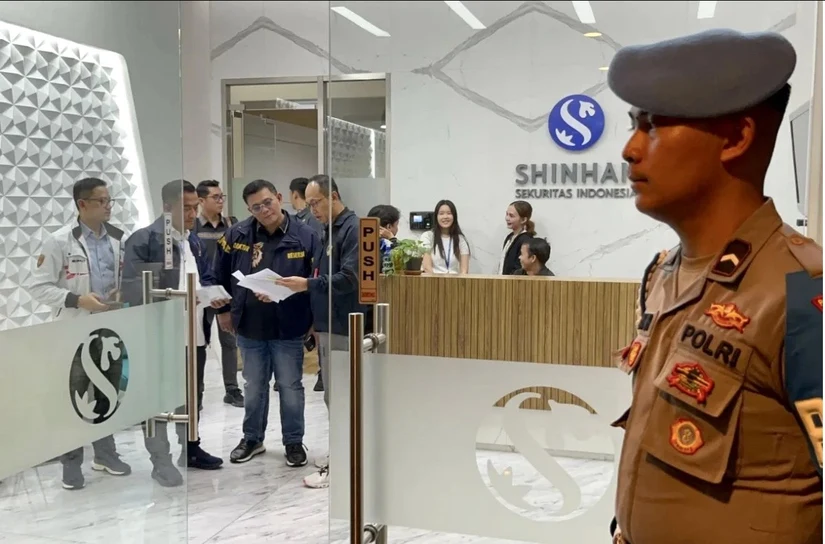 Direktorat Tindak Pidana Ekonomi Khusus (Dittipideksus) Bareskrim Polri menggeledah kantor PT Shinhan Sekuritas Indonesia di sebuah gedung perkantoran di kawasan Jakarta Selatan, S