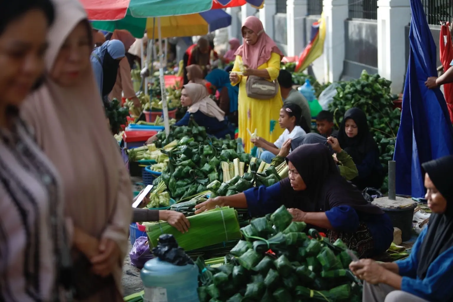 Ilustrasi: Warga ramai berbelanja Ketupat dan kelengkapannya di Pasar Trandisional Mandongan Kendari, Sulawesi Tenggara, Minggu, 30 Maret 2025. Hari terakhir Ramadan Pasar ramai pengunjung untuk persiapan lebaran. Foto: Dok. KabarBursa