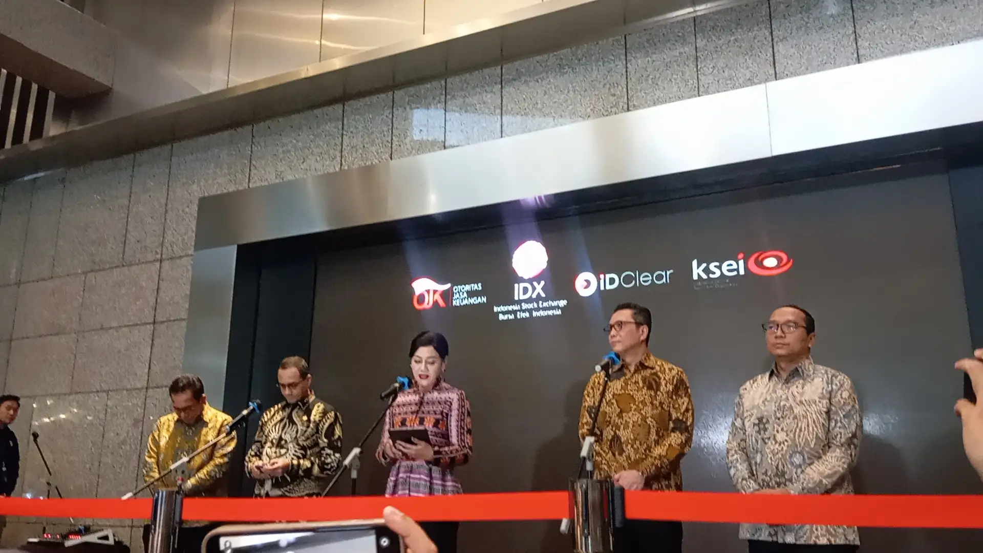 Pejabat Otoritas Jasa Keuangan bersama perwakilan Bursa Efek Indonesia, KSEI, dan KPEI menyampaikan keterangan pers di Gedung BEI, Jakarta, Jumat, 20 Februari 2026 (Foto: Desty Luthfiani/KabarBursa.) 