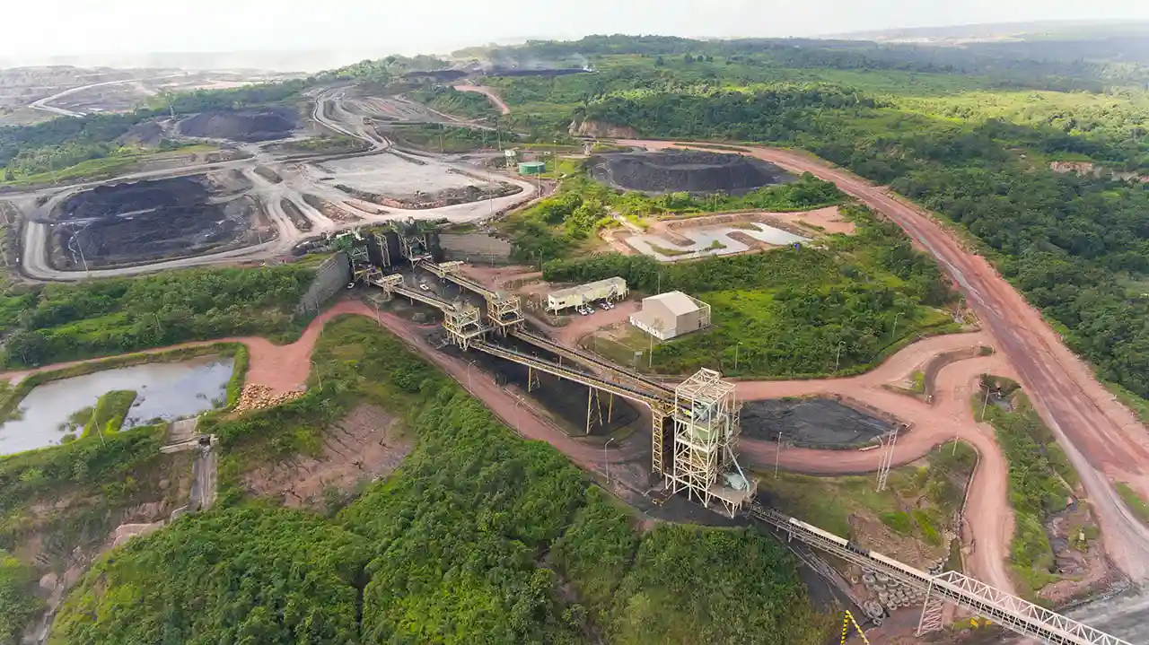 Ada yang sedang mengunci BIPI. (Foto: Dok Astrindo Nusantara Infrastruktur)