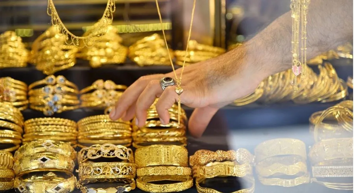 Harga emas menguat didorong ketidakpastian tarif AS dan ketegangan Timur Tengah, bertahan di atas USD5000 per ons. Foto: Xinhua