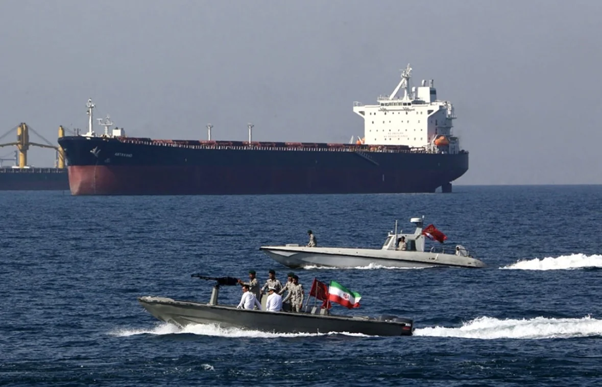Konflik Iran-AS mengancam Selat Hormuz yang dilalui sekitar 20 juta barel minyak per hari dan berisiko memicu inflasi serta tekanan APBN Indonesia. Foto: Getty Images