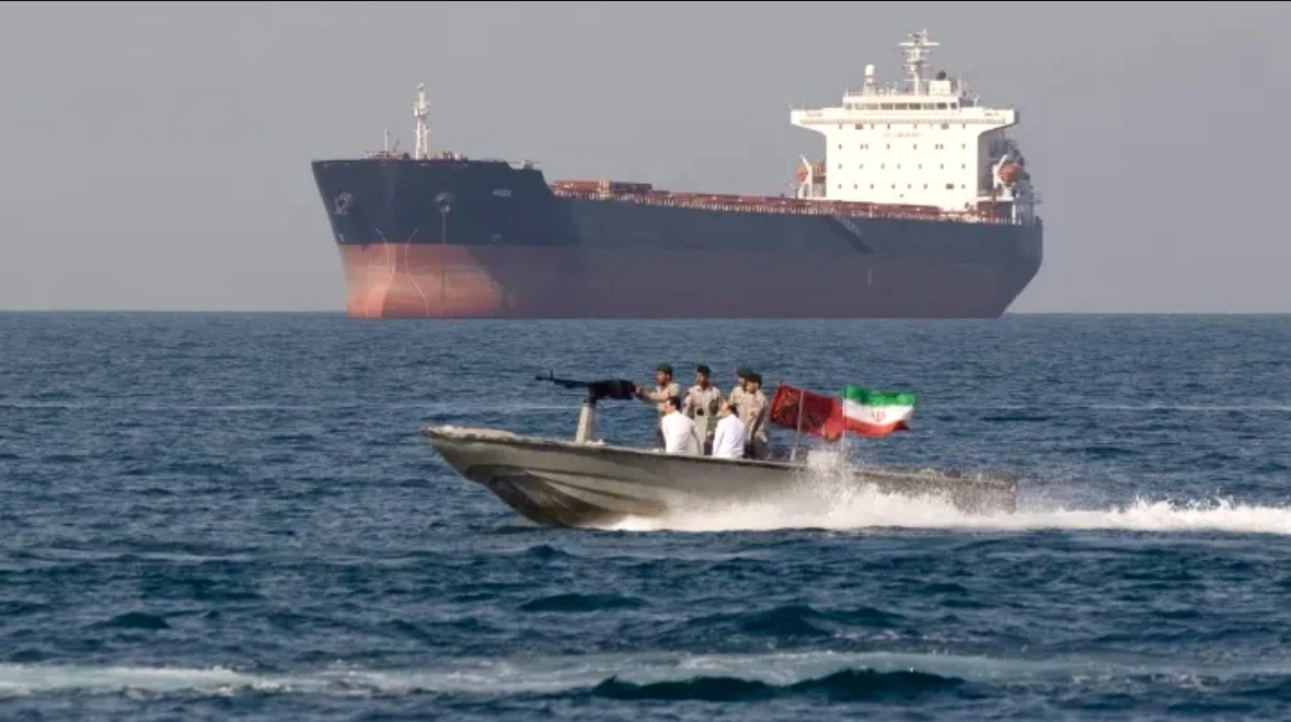 Serangan drone Iran mengancam pelayaran di Selat Hormuz selama berbulan-bulan, jalur vital bagi sekitar 20 persen pasokan minyak dunia. Foto: Getty Images