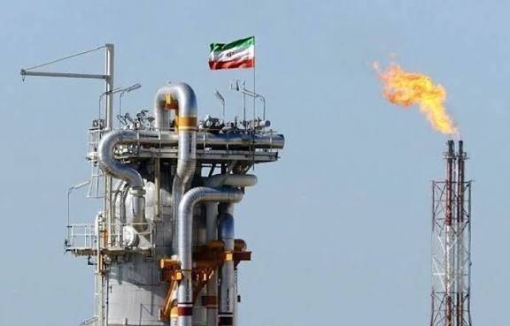 Ilustrasi rig minyak di Selat Hormuz yang terdampak konflik AS-Israel vs Iran. (Foto: Istimewa)