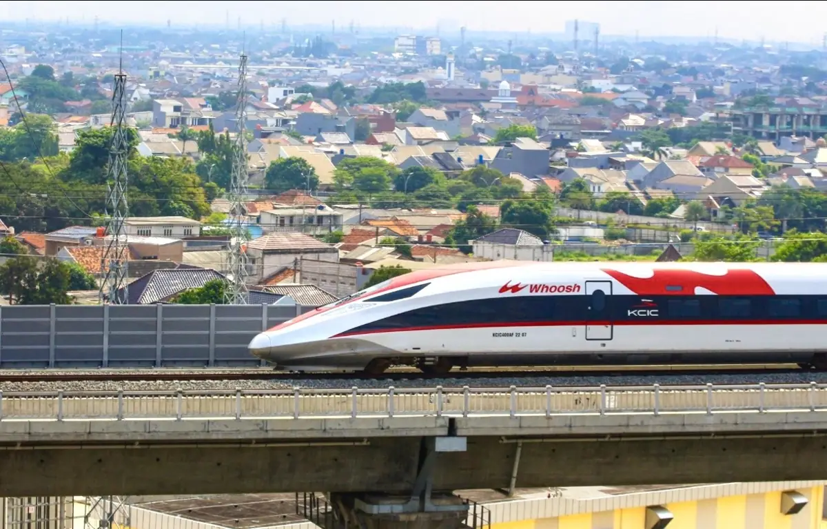 AHY, Menteri Keuangan Purbaya Yudhi Sadewa dan CEO Danantara Rosan Roeslani membahas restrukturisasi proyek kereta cepat Whoosh serta rencana pengembangan jalur hingga Surabaya dan Banyuwangi. Foto: Dok. KCIC