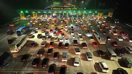 PT Jasamarga Transjawa Tol Mulai Mengembalikan Layanan Operasional di Gerbang Tol (GT) Cikampek Utama. Foto: Dok KabarBursa.com 