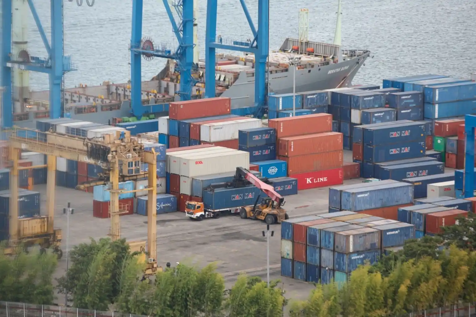 Perang AS-Israel dorong harga energi naik, ganggu pasokan global dan tingkatkan risiko resesi serta tekanan ekonomi dunia. Foto: Dok. KabarBursa