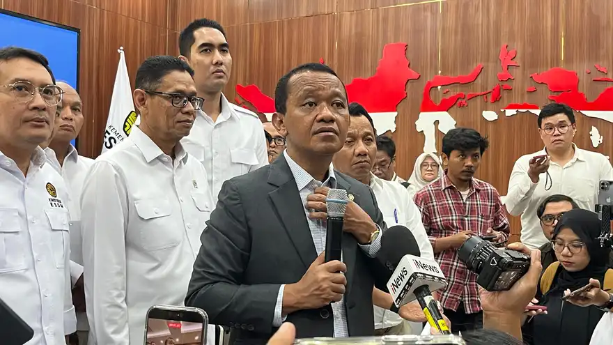  Menteri Energi dan Sumber Daya Mineral (ESDM) Bahlil Lahadalia mengingatkan masyarakat mampu agar tidak beralih menggunakan BBM subsidi di tengah kenaikan harga bahan bakar minyak (BBM) nonsubsidi. Dok Gusti/KabarBursa.com