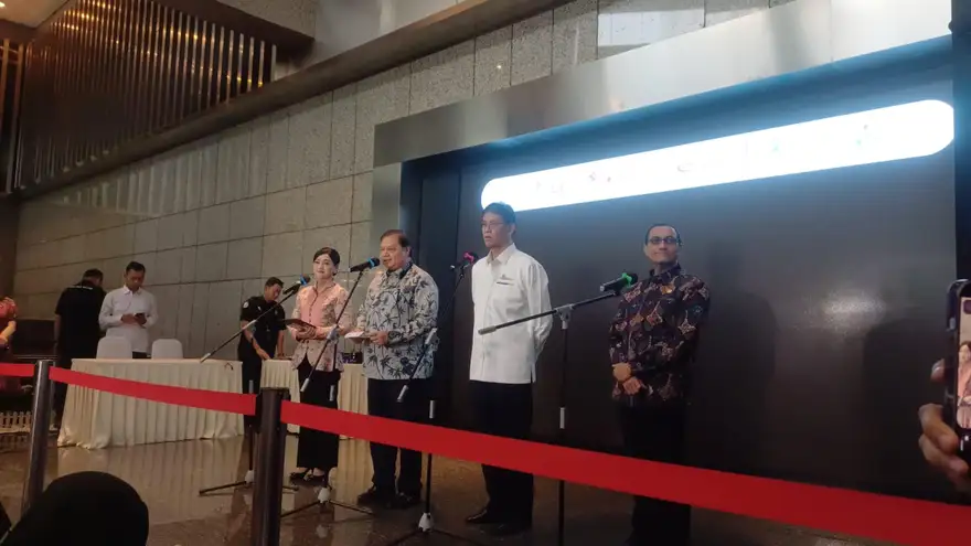 Ketua Dewan Komisioner OJK, Friderica Widyasari Dewi ; Menteri Koordinator Bidang Perekonomian Airlangga Hartarto ; Menteri Keuangan Purbaya Yudhi Sadewa dan  Kepala Eksekutif Pengawas Pasar Modal, Keuangan Derivatif, dan Bursa Karbon OJK, Hasan Fawzi di Gedung BEI, Jakarta pada Senin, 27 April 2026. Desty Luthfiani /KabarBursa.com