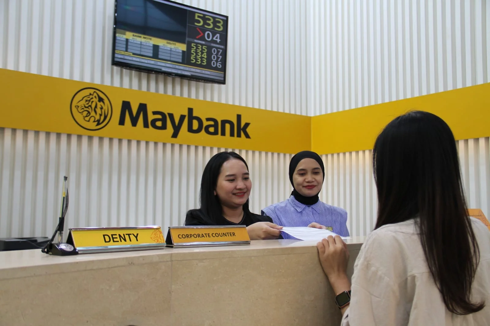 Aktivitas layanan PT Bank Maybank Indonesia Tbk di tengah tekanan laba kuartal I 2026. (Foto: Dok. Maybank Indonesia)
