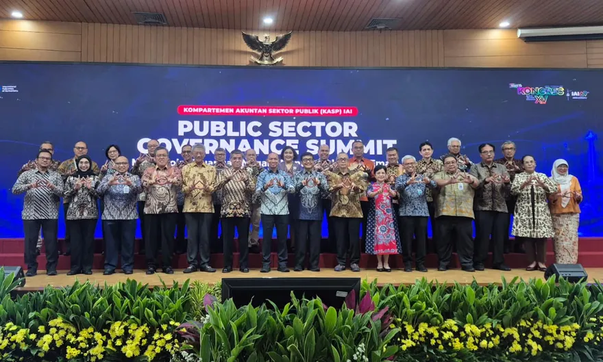 Wakil Ketua BPK RI Budi Prijono, Ketua DPN IAI Ardan Adiperdana, dan Menteri Ketenagakerjaan Yassierli menjadi pembicara dalam Public Sector Governance Summit (PSGS) 2026 bertema "Mengelola Keuangan Negara Menuju Indonesia Emas: Transparansi, Akuntabilitas dan Keberlanjutan" di Auditorium Badiklat PKN BPK RI, Jakarta, Kamis, 25 Juni 2026.