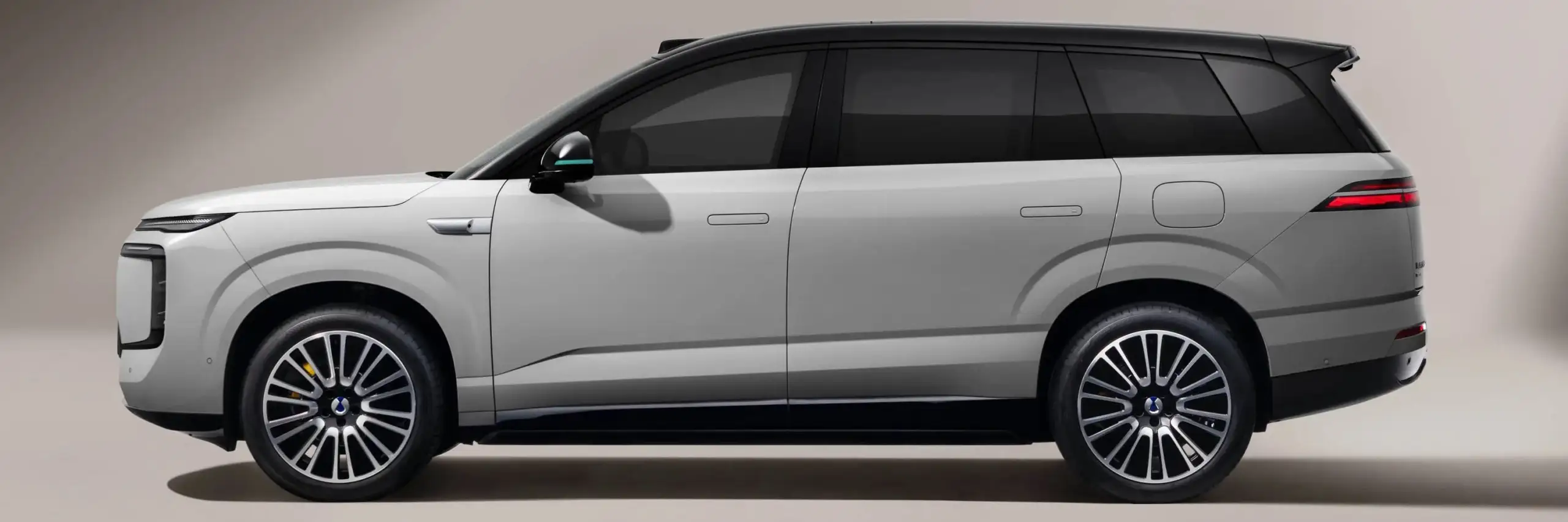 SUV plug-in hybrid (PHEV) Denza N8L yang harganya naik. Foto: dok CNC