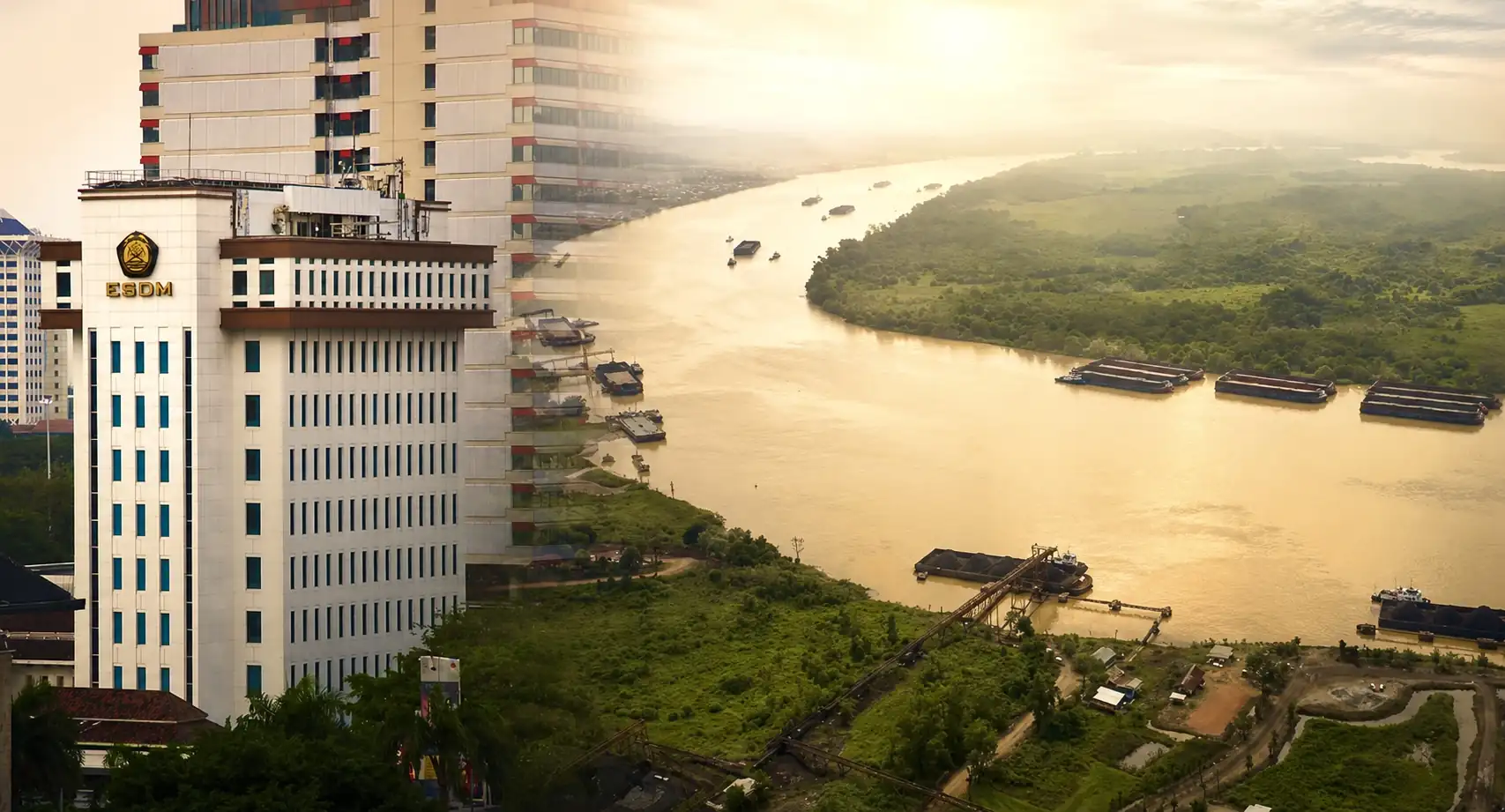 Ilustrasi: Kantor Kementerian ESDM dan aktivitas pengangkutan batu bara milik PT Harum Energy Tbk (HRUM). Di tengah narasi transisi energi, lonjakan konsumsi energi fosil dan emisi