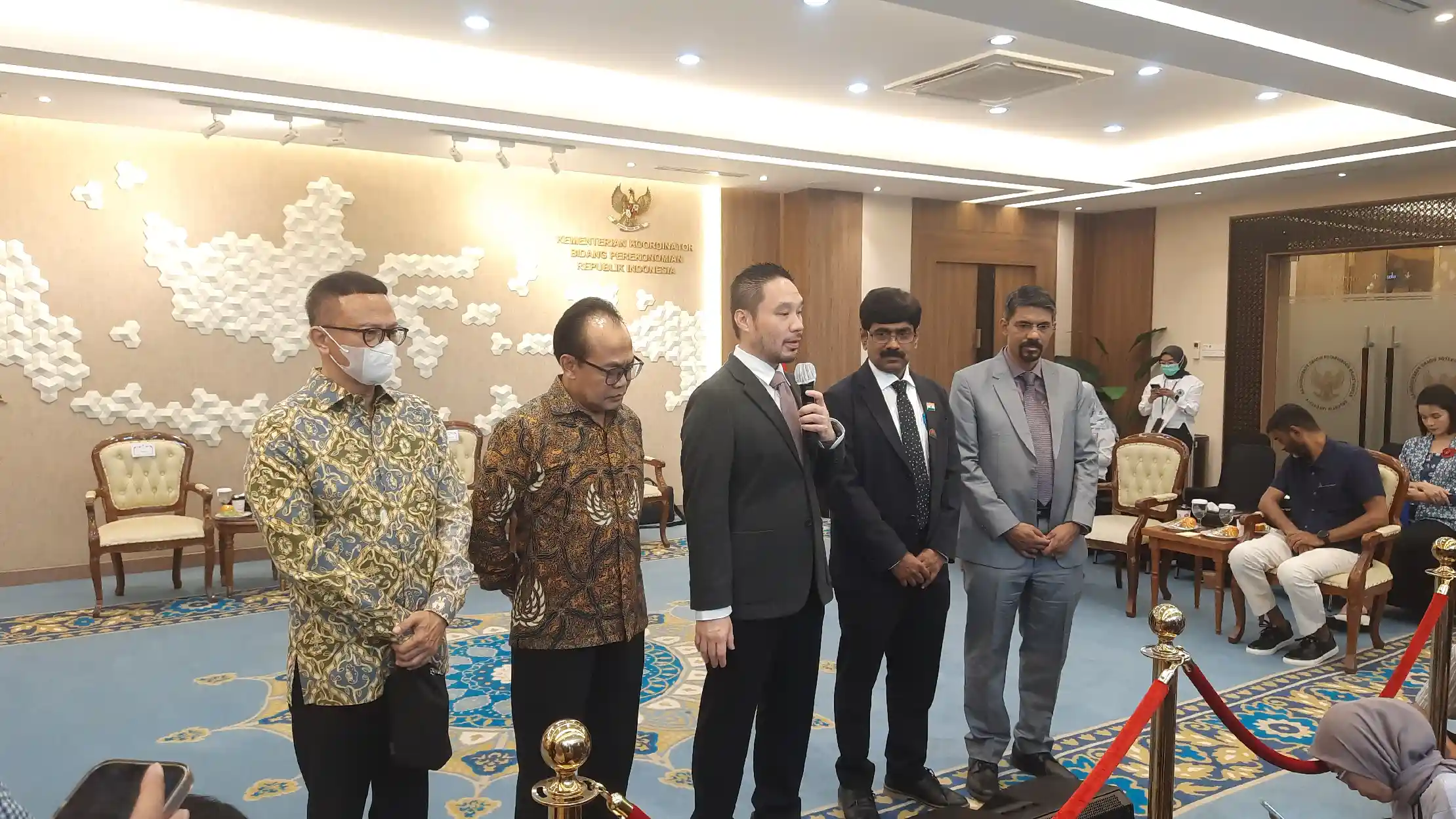 Sekretaris Kementerian Koordinator Bidang Perekonomian Susiwijono Moegiarso (dua dari kiri) sebut potensi investasi di Kawasan Ekonomi Khusus (KEK) mencapai Rp846 Triliun. Foto: KabarBursa.com/Harun