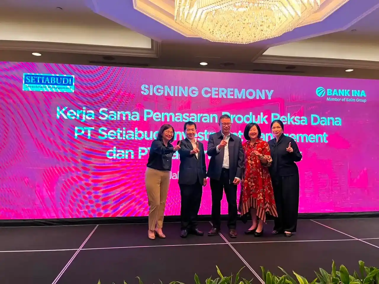 Jajaran direksi PT Bank Ina Perdana Tbk (Bank INA) dan PT Setiabudi Investment Management berfoto bersama usai peresmian kerja sama distribusi produk reksa dana dalam acara BINA Insight: Market Outlook & New Opportunities 2026 di Jakarta. (Foto: Dok. Bank INA)