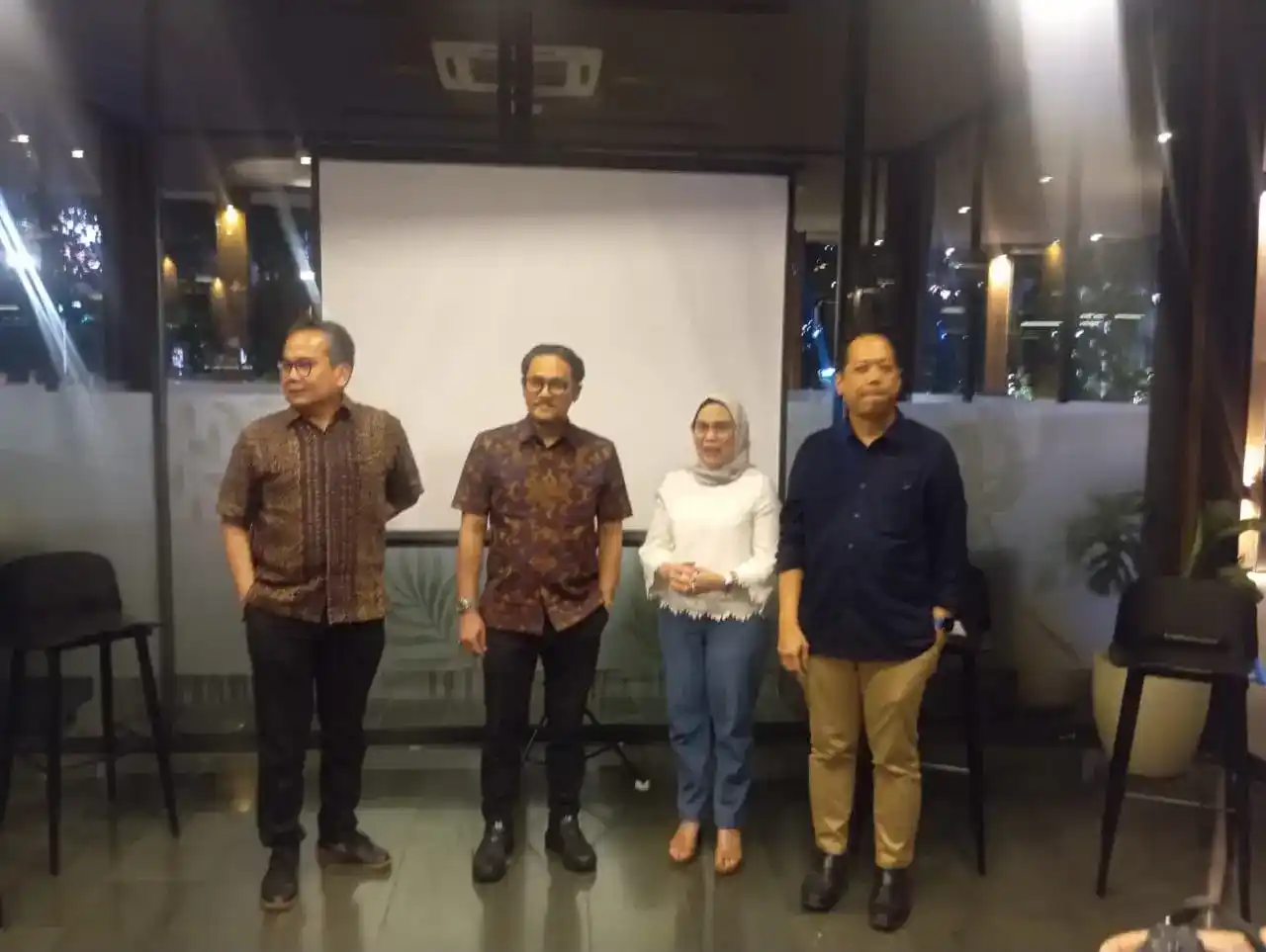 Dari kiri Direktur Kliring, Penjamin dan Pengawasan KPEI Satya Birawa, Direktur Utama KPEI Antonius Herman Azwar; Direktur Keanggotaan, Riset, dan Dukungan Bisnis Ignatius Denny Wicaksono; dan Direktur Teknologi Informasi dan Manajemen Proyek Irmawati saat melakukan temu media di Senayan, Jakarta. (Foto: Dok.Desty Luthfiani/KabarBursa.com)