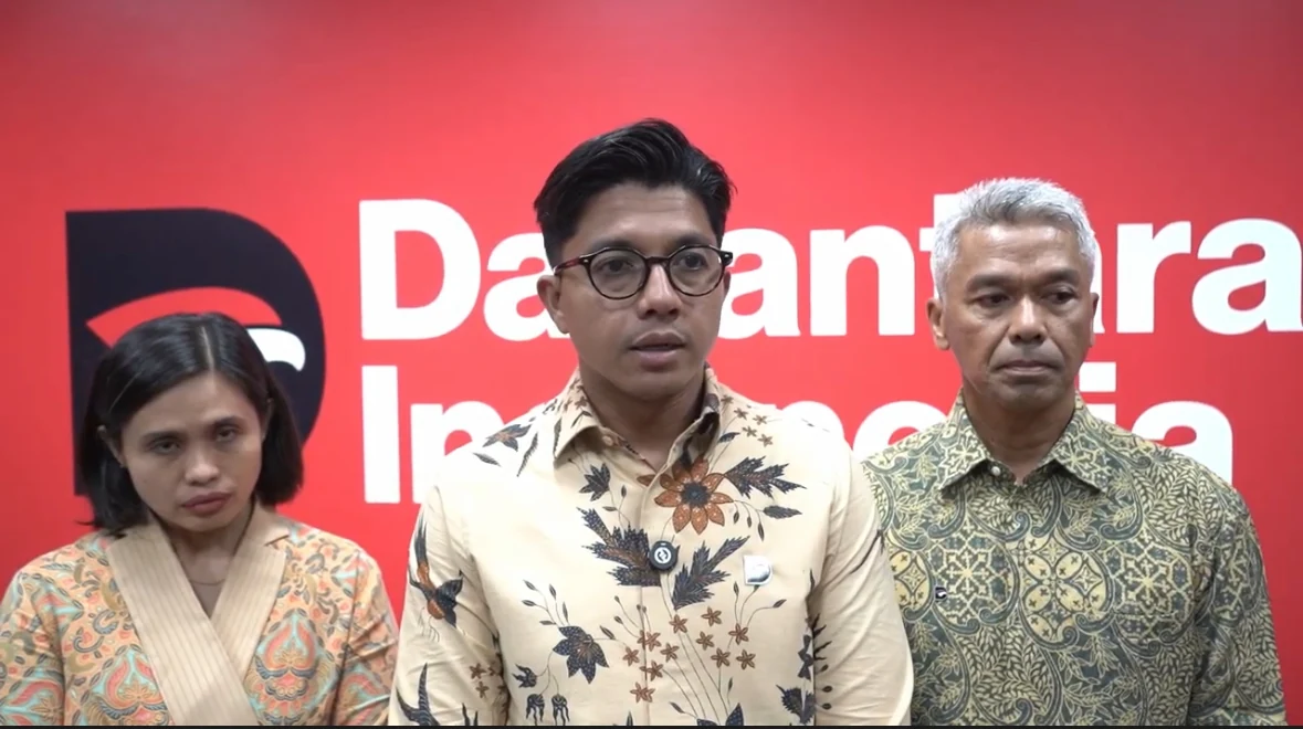 Chief Executive Officer PT Daya Energi Bersih Nusantara (Denera) Fadli Rahman (tengah) didampingi jajaran manajemen menyampaikan keterangan kepada wartawan usai mengumumkan delapan mitra pemenang tender proyek Pengolahan Sampah Menjadi Energi Listrik (PSEL) tahap II di Jakarta, Senin, 13 Juli 2026. Foto: Dok. Danantara.
