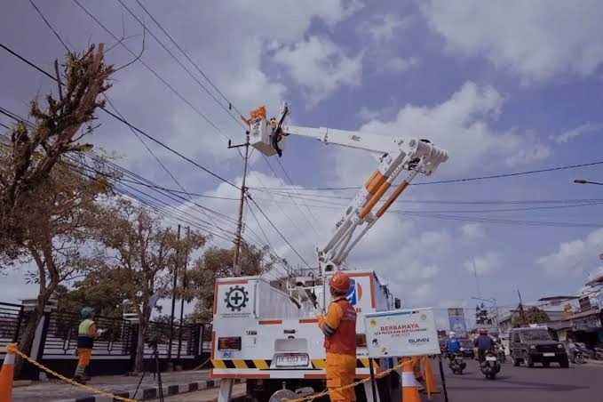Institute for Essential Services Reform (IESR) mendorong reformasi jaringan listrik nasional setelah blackout di Sumatera. Menurut IESR, sistem kelistrikan Indonesia perlu diperkuat agar mampu menghadapi krisis iklim, cuaca ekstrem, serta mendukung integrasi energi terbarukan secara andal. Foto: Dok. PLN.