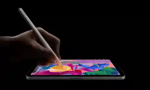 iPad Mini dengan layar 8,3 inci yang jauh lebih kecil dibanding saudaranya, iPad Air maupun iPad Pro. (Foto: Apple)