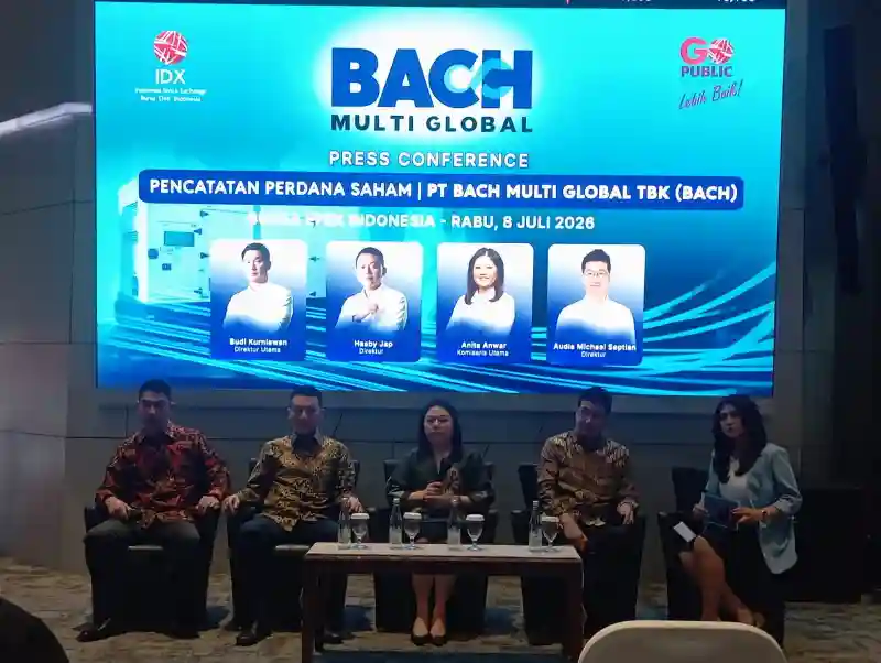 Direksi dan Komisaris PT Bach Multi Global Tbk (BACH) melakukan konferensi pers usai pencatatan saham perdana (IPO). Dari kiri: Direktur Utama Budi Kurniawan, Direktur Hasbi Jap, Komisaris Utama Anita Anwar, dan Direktur Audia Michael Septian di Main Hall Bursa Efek Indonesia (BEI), Jakarta, Rabu, 8 Juli 2026. (Foto: Desty Luthfiani/KabarBursa.com)