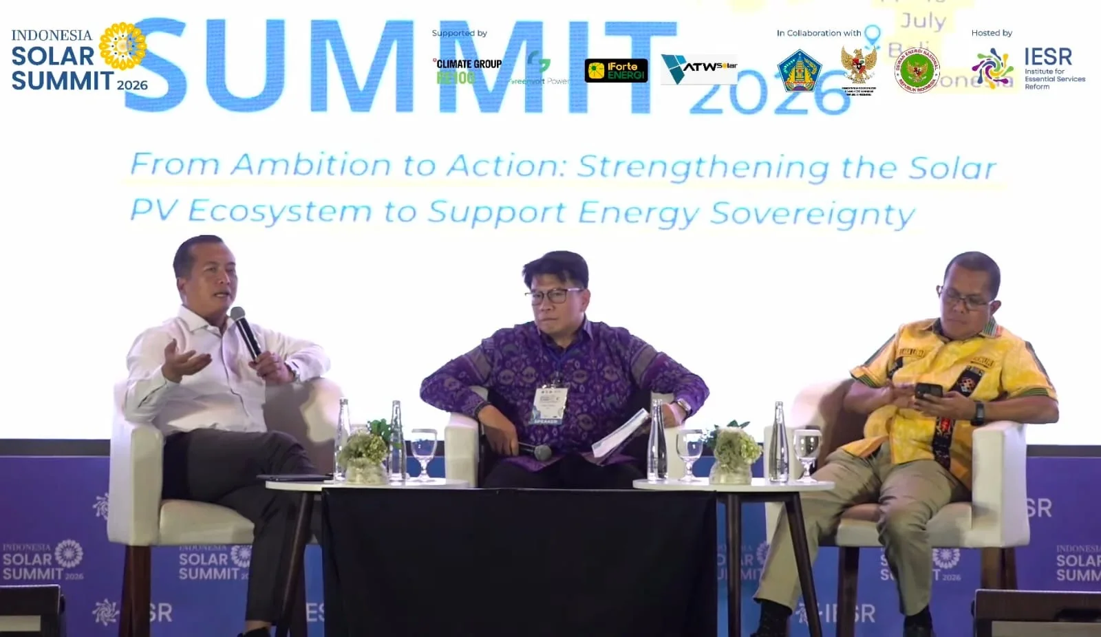 Gubernur Nusa Tenggara Timur Emanuel Melkiades Laka Lena (kanan) menjadi pembicara dalam diskusi Indonesia Solar Summit (ISS) 2026 di Jakarta, Selasa, 14 Juli 2026. Dalam forum tersebut, Melki mengingatkan pemerintah dan investor agar tidak mengulangi persoalan teknis dan sosial seperti kasus geothermal Mataloko dalam pengembangan proyek energi baru terbarukan. Foto: Tangkapan layar Zoom IESR/KabarBursa/Gusti Ridani.