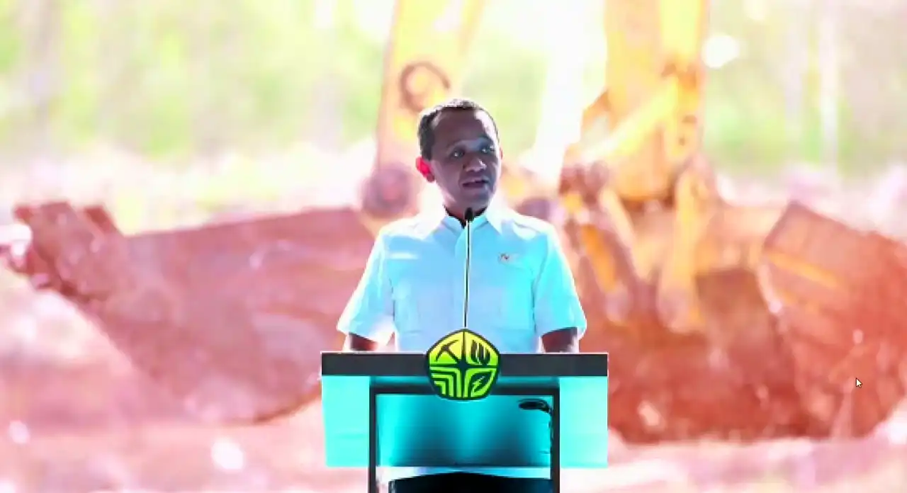 Menteri ESDM Bahlil Lahadalia saat meresmikan groundbreaking proyek LNG Abadi Masela, Kamis, 16 Juli 2026. Proyek ini akan mengintegrasikan teknologi Carbon Capture and Storage (CCS) untuk menekan emisi karbon. (Foto: Dok. Kementerian ESDM)