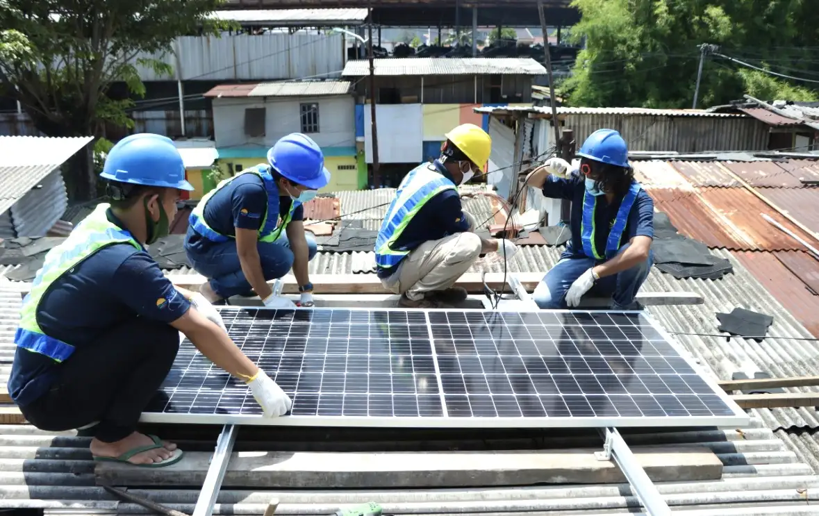 Peneliti UI menilai lonjakan harga energi akan mendorong masyarakat beralih ke listrik mandiri berbasis PLTS atap dan baterai. PLN diminta adaptif. Foto: Dok. IESR.