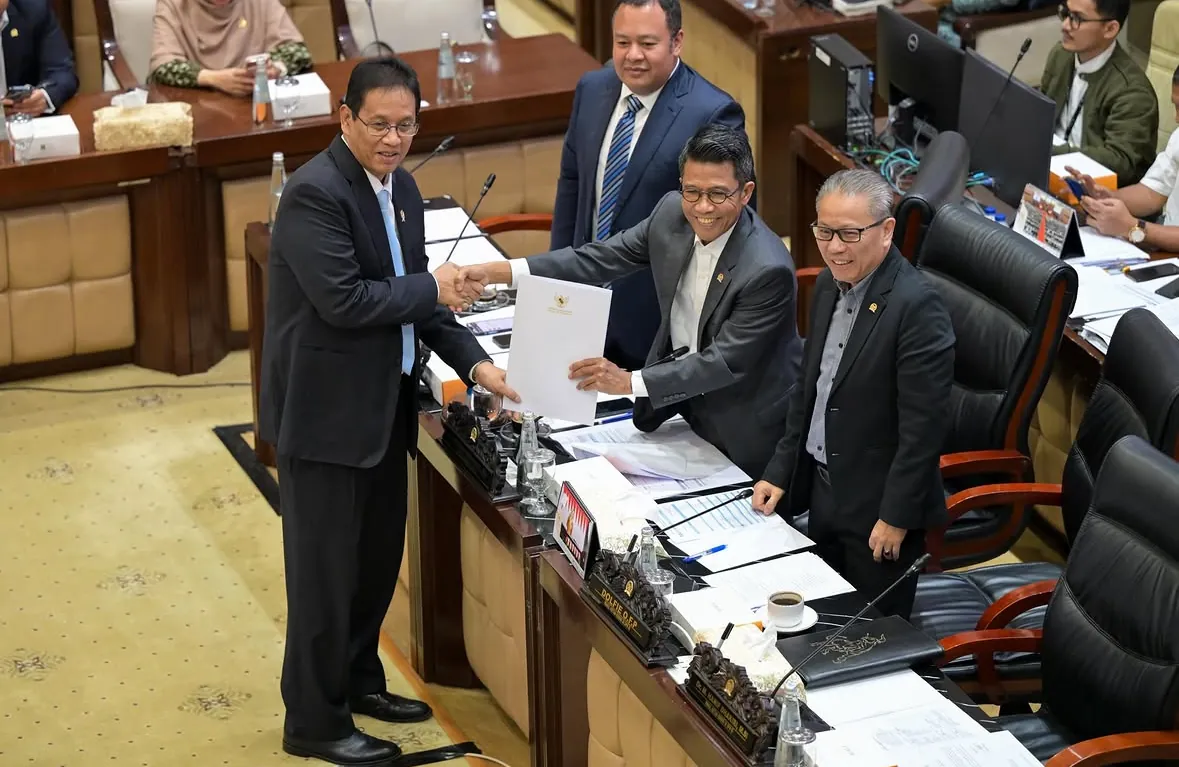 Menteri Keuangan Purbaya Yudhi Sadewa menyerahkan dokumen saat rapat kerja bersama Komisi XI DPR RI terkait pembahasan RUU Pusat Finansial Internasional Indonesia (PFII) di Kompleks Parlemen, Jakarta Pusat, Kamis, 2 Juli 2026. Pemerintah menyebut PFII disiapkan untuk memperkuat sektor keuangan, meningkatkan investasi, dan mendorong pertumbuhan ekonomi. Foto: Instagram @menkeuri