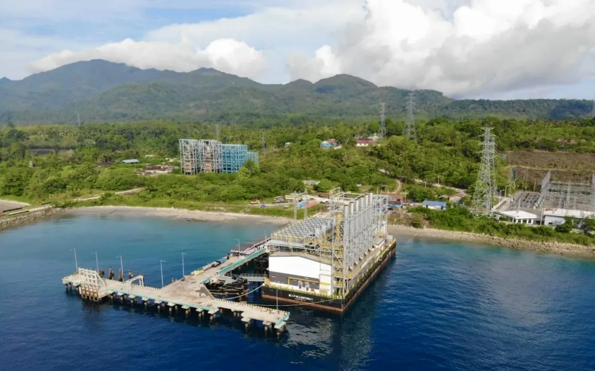 Salah satu pembangkit listrik, yang dikelola PT PLN Indonesia Power UBP Papua, Maluku, dan Nusa Tenggara yaitu Barge Mounted Power Plant (BMPP) Nusantara 1 berkapasitas 60 MW dan berlokasi di Desa Waai, Provinsi Maluku. PLN Indonesia Power menjaga kinerja pembangkit listrik saat permintaan energi naik dan industri menghadapi tantangan transisi energi. Foto: Dok. PT PLN.