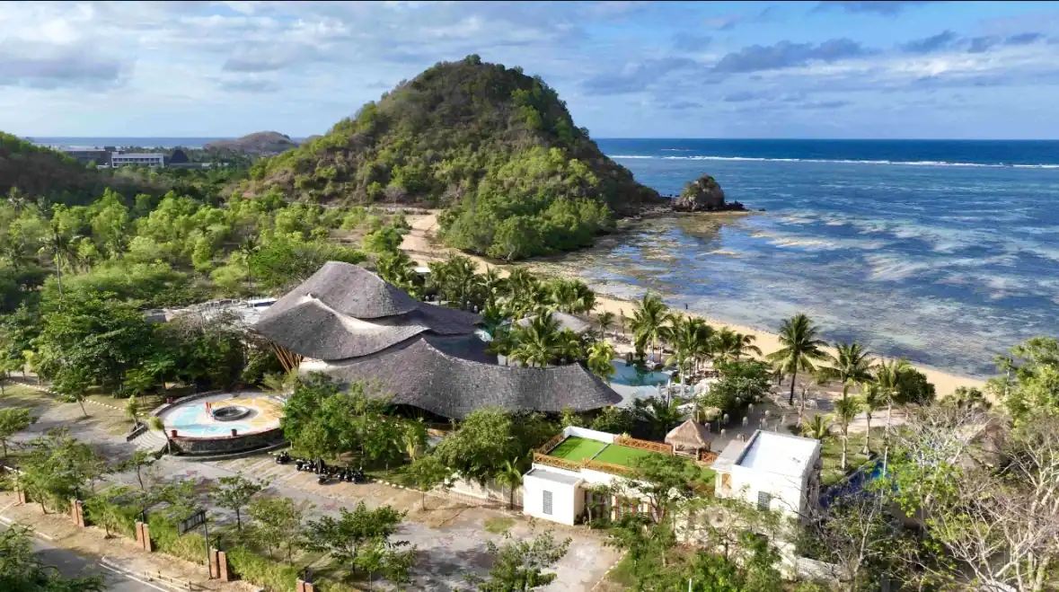 Pemandangan kawasan pesisir di Kawasan Ekonomi Khusus (KEK) Mandalika, Lombok Tengah, Nusa Tenggara Barat. KEK Mandalika dikembangkan sebagai kawasan pariwisata yang menjadi salah satu tujuan investasi nasional. Foto: Dewan Nasional KEK.