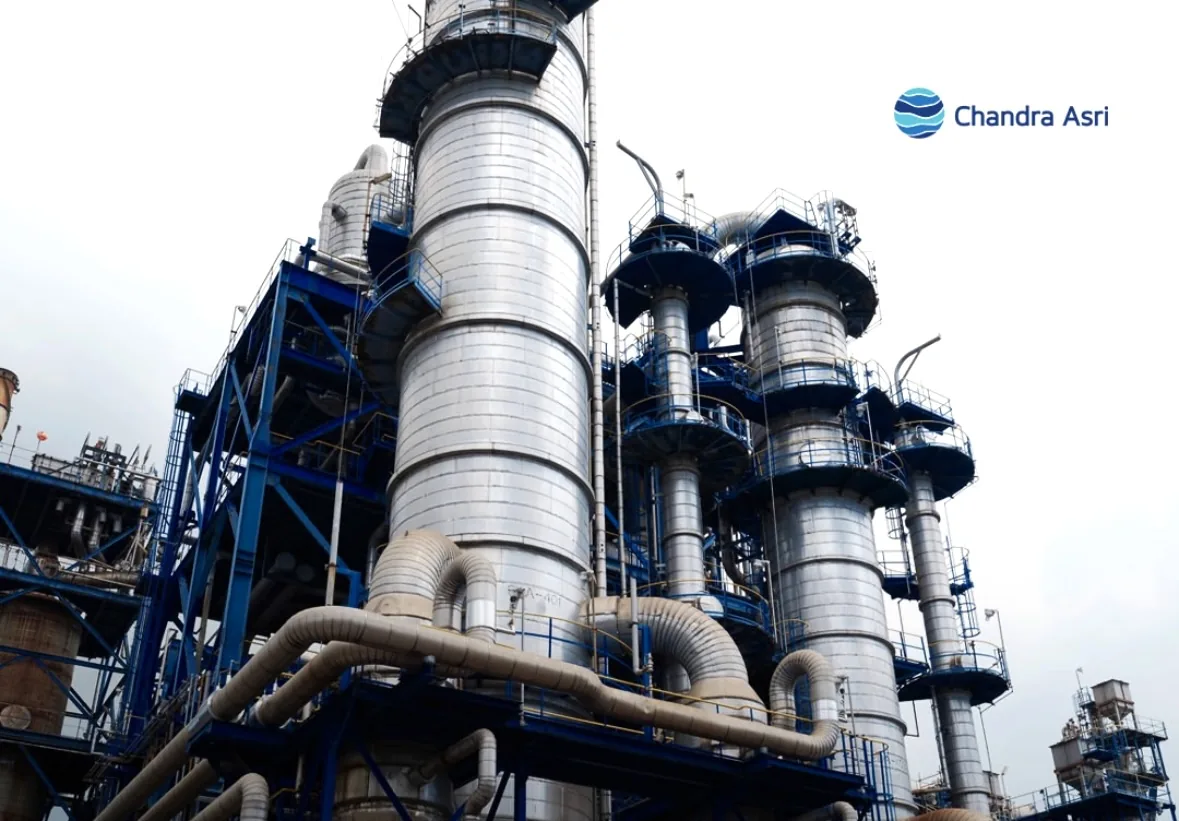 Fasilitas industri milik Chandra Asri Group. Perusahaan menyatakan bekerja sama dengan berbagai pihak dalam pemanfaatan limbah non-B3, termasuk Fly Ash dan Bottom Ash (FABA), menjadi bahan baku batako untuk mendukung pemanfaatan kembali limbah industri. Namun, penelusuran dokumen publik menunjukkan portofolio Chandra Waste Energy belum banyak terungkap di balik proyek PSEL Danantara. Foto: Dok Instagram @chandraasri.id.