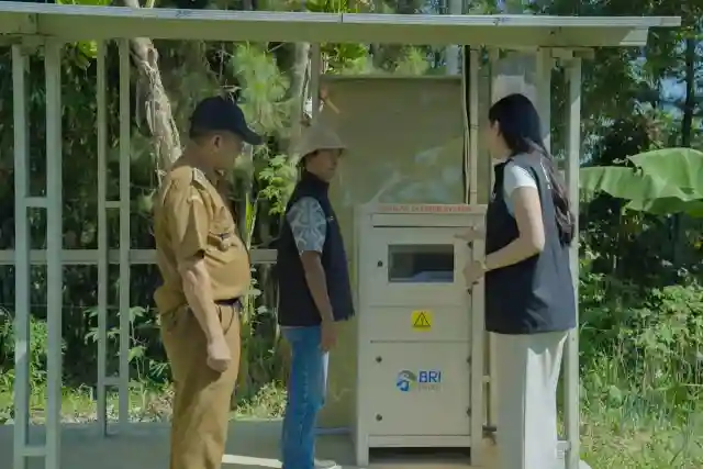 PT Bank Rakyat Indonesia (Persero) Tbk lewat program BRI Peduli hadirkan Pembangkit Listrik Tenaga Surya (PLTS) di Desa Bojong, Kabupaten Bandung Barat. Ini dampaknya bagi ekonomi masyarakat. (Foto: dok BRI)