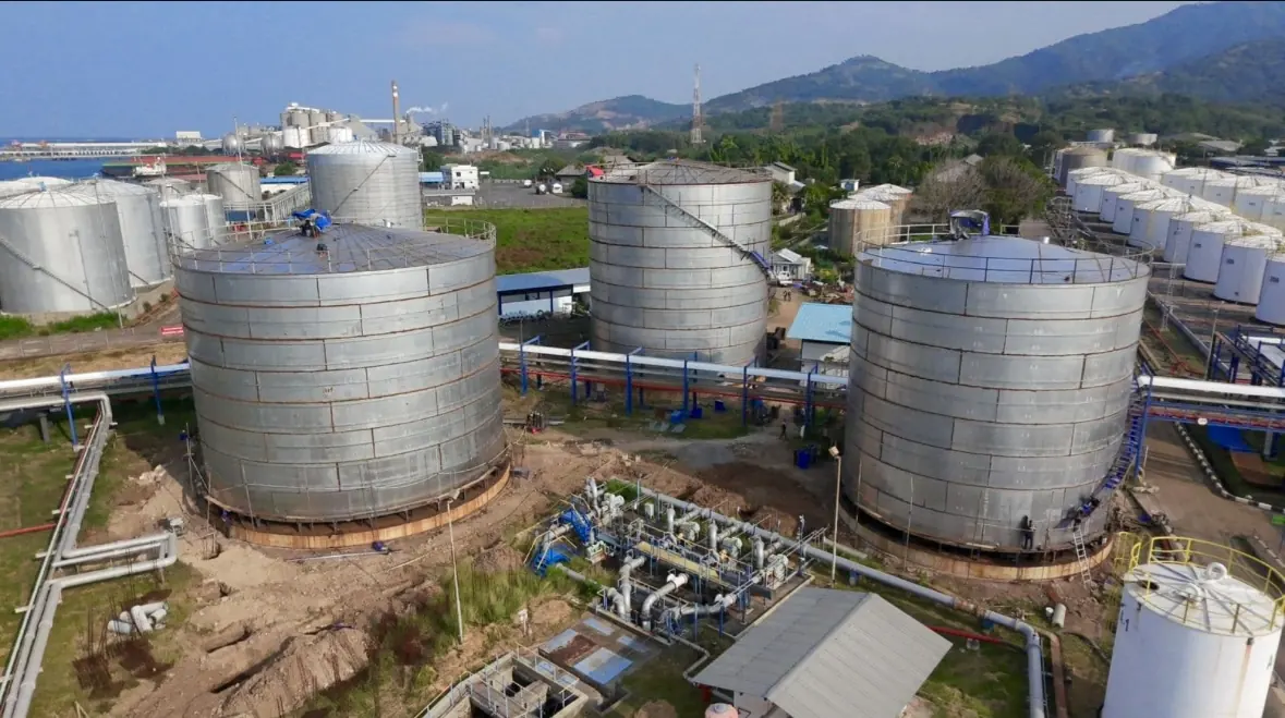 Fasilitas tangki bitumen PT Redeco Petrolin Utama (RPU), anak usaha PT Chandra Daya Investasi Tbk (CDIA), di Merak, Banten. Proyek yang menjadi bagian dari pengembangan bisnis pelabuhan dan penyimpanan tersebut telah mencapai progres konstruksi sekitar 75 persen dan ditargetkan beroperasi pada kuartal III 2026. Setahun usai IPO, CDIA telah menyerap 78 persen dana publik untuk kapal, tangki penyimpanan, dan infrastruktur logistik pendukung. Foto: Dok. CDIA.