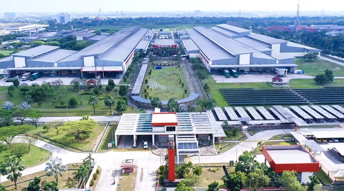 Fasilitas produksi produk tembakau inovatif bebas asap milik PT HM Sampoerna Tbk di Karawang, Jawa Barat. Pabrik yang dibangun sejak 2021 ini mulai beroperasi pada kuartal IV 2022 dan memulai ekspor ke kawasan Asia Pasifik sejak awal 2023. Foto: Instagram @insidesampoerna.