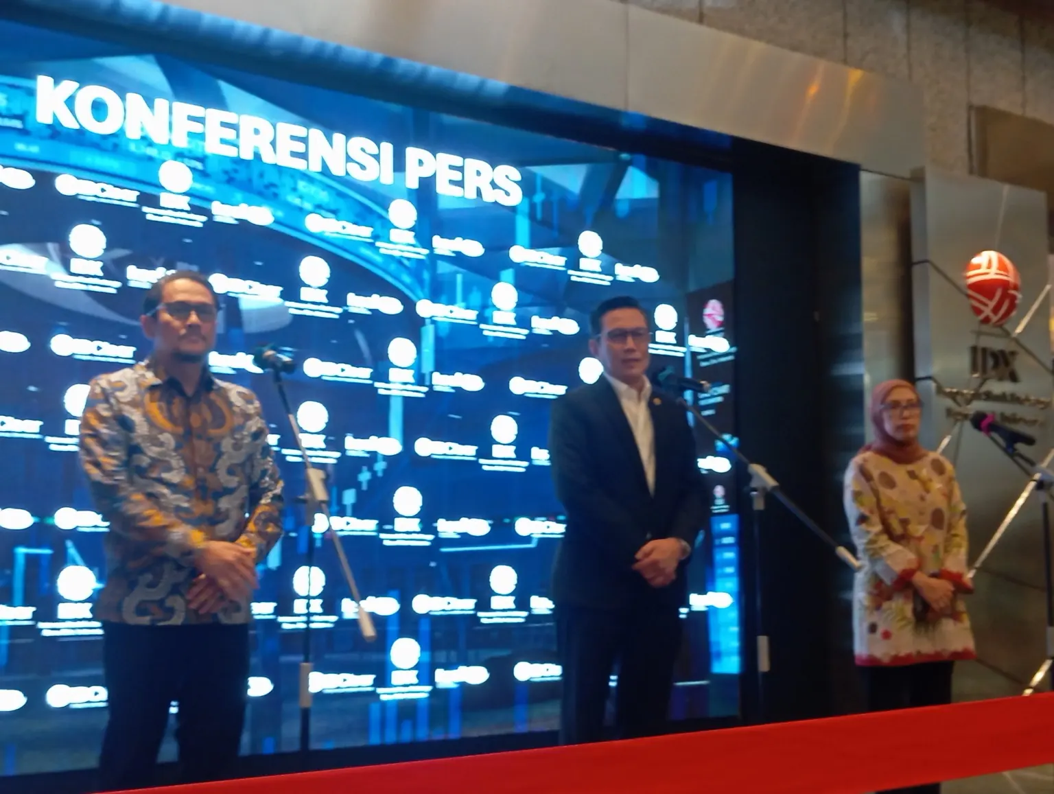Direktur Utama Bursa Efek Indonesia (BEI) Jeffrey Hendrik (tengah) didampingi Direktur Utama PT Kliring Penjaminan Efek Indonesia (KPEI) Antonius Herman Azwar (kiri) dan direksi KSEI keterangan pers  revisi metodologi High Shareholding Concentration (HSC) dengan menambahkan 37 emiten ke dalam daftar HSC sehingga totalnya menjadi 51 emiten di di Gedung BEI, Jakarta, Selasa, 14 Juli 2026. Desty Luthfiani/KabarBursa.com