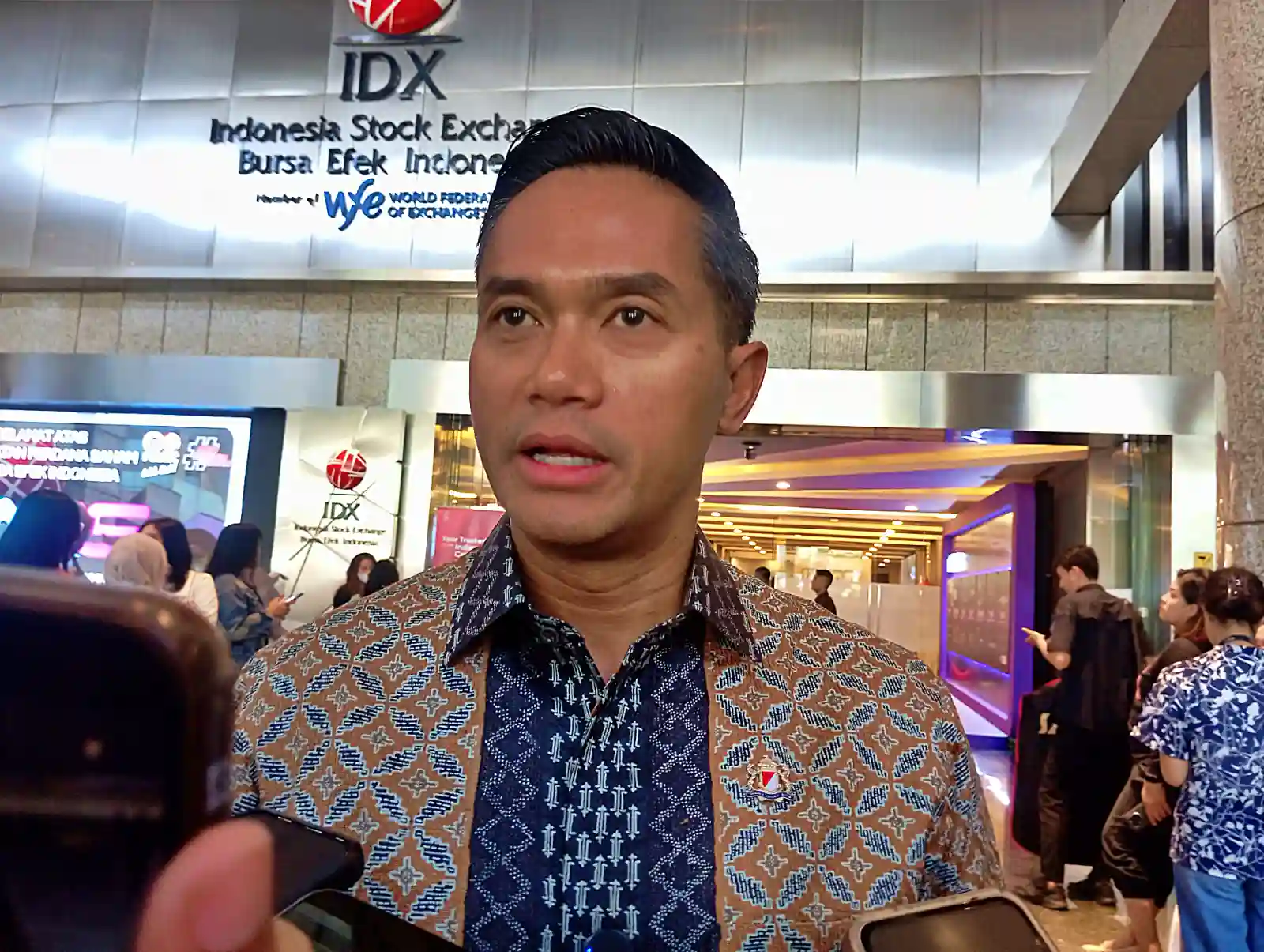 Ketua Umum Kamar Dagang dan Industri (Kadin) Indonesia, Anindya Novyan Bakrie usai menghadiri pencatatan saham perdana PT RANS Entertainment Indonesia Tbk (RANS) di Gedung Bursa Efek Indonesia (BEI), Jakarta, Jumat, 10 Juli 2026. (Foto: Kabarbursa.com/Desty Luthfiani)