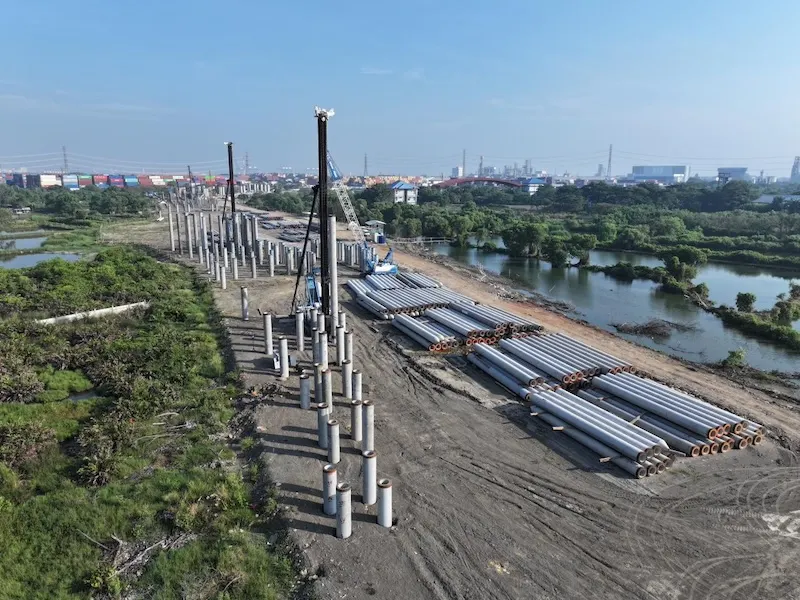 Material tiang pancang yang dipasok PT Wijaya Karya Beton Tbk (WTON) untuk proyek New Priok Eastern Access (NPEA), akses baru yang menghubungkan Terminal Kalibaru dengan Jalan Tol Cibitung-Cilincing. Foto: Dok. WIKA Beton